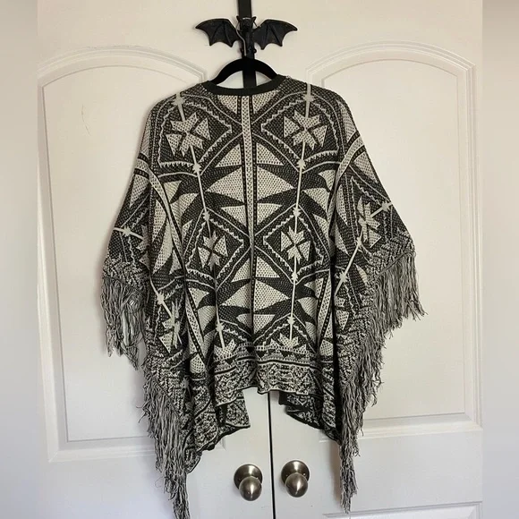 Sun & Shadow Bohemian Geometric Black and Cream Poncho Fringe Detail size M - Picture 2 of 11